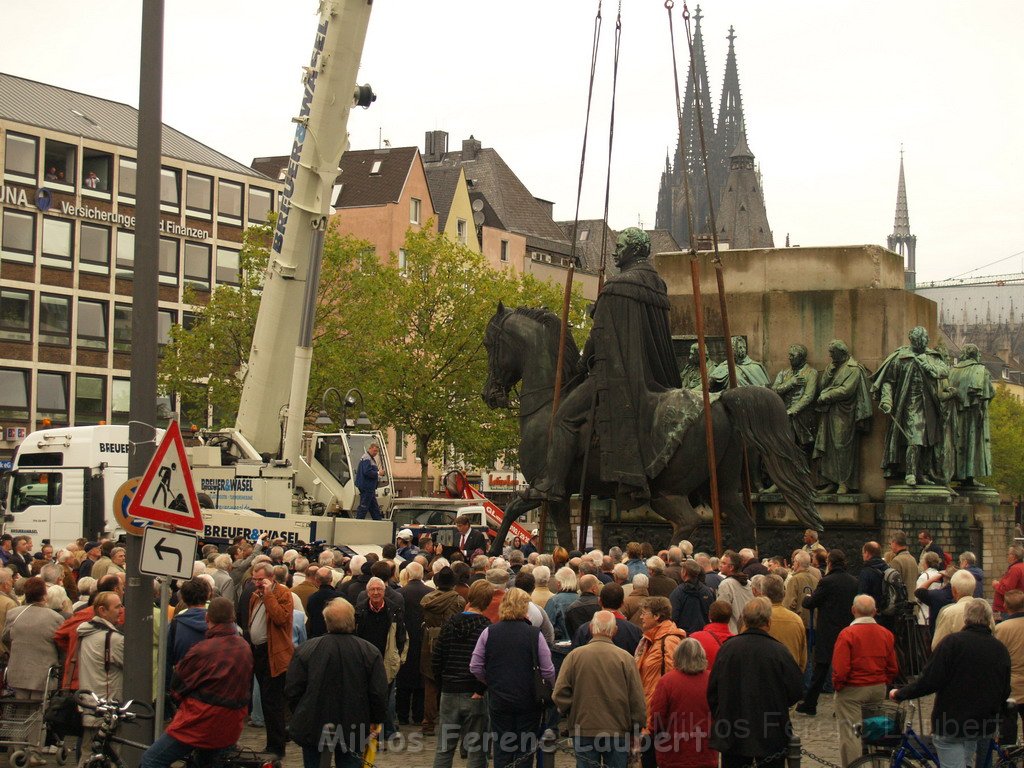 Reiterdenkmal kehrt zurueck auf dem Heumarkt P30.JPG
